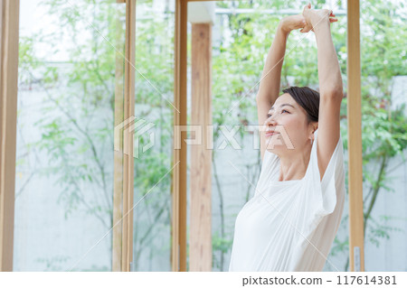 一個女人在客廳裡伸展 117614381