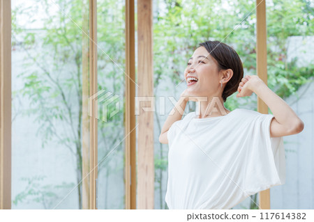 一個女人在客廳裡伸展 117614382