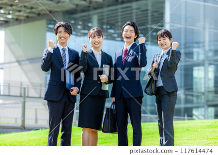  打膽量姿勢的商人 117614474