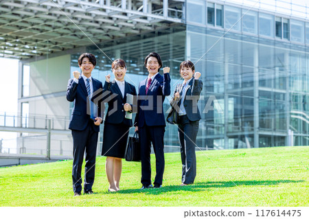 Businessman who plays guts pose Businessman who plays guts pose 117614475