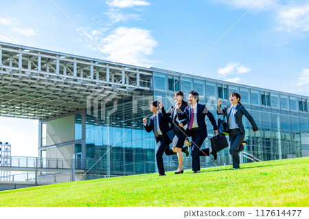 女商人和商人在藍天下排隊 117614477