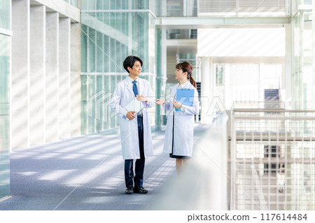 男人和女人穿著白大褂 117614484