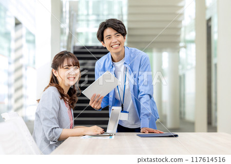 Men and women business office 117614516