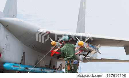 自衛隊人員檢查維修F-15“鷹”飛彈 自衛隊人員檢查維修F-15“鷹”飛彈 117614598