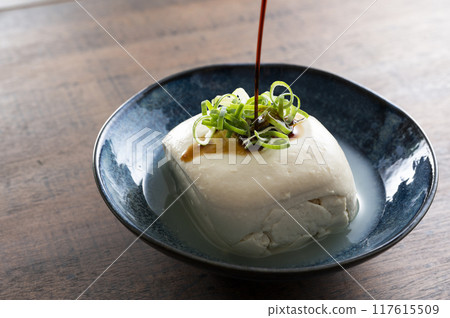 Pour soy sauce over the tofu 117615509