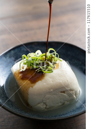 Pour soy sauce over the tofu 117615510