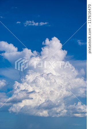 夏季天空升起的積雨雲垂直位置 d-1 117616470