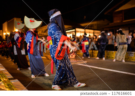 People dancing in indigo-dyed yukatas and hem-stitched kimonos at the Nishimonai Bon Odori Festival in Akita Prefecture, 2024 People dancing in indigo-dyed yukatas and hem-stitched kimonos at the Nishimonai Bon Odori Festival in Akita Prefecture, 2024 117616601