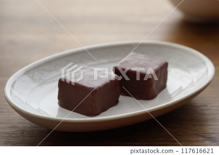 Mini millefeuille chocolate 117616621