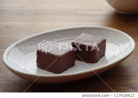 Mini millefeuille chocolate 117616622