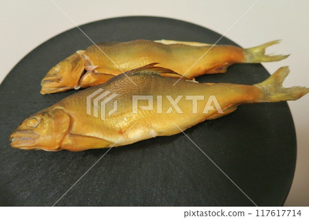薰香魚放在盤子裡 薰香魚放在盤子裡 117617714
