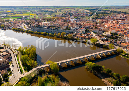 Bird's eye view of Zamora, Spain 117617923