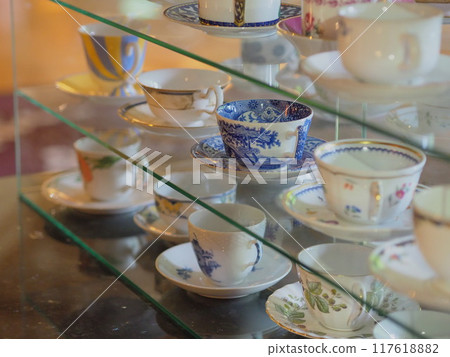 杯子和碟子排列整齊 杯子和碟子排列整齊 117618882