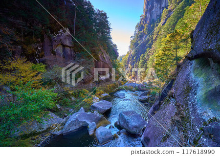 秋季，從山梨縣甲府市昇仙橋附近的昇仙橋附近欣賞到向南的長廊和巨石 117618990