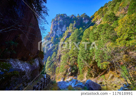 秋季,從山梨縣甲府市昇仙橋附近的昇仙橋附近欣賞到向南的長廊和巨石 秋季,從山梨縣甲府市昇仙橋附近的昇仙橋附近欣賞到向南的長廊和巨石 117618991