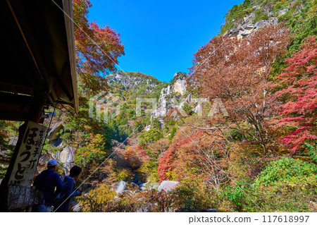 Autumn in Kofu, Yamanashi Prefecture, looking at Kakuenpo, the main peak of Shosenkyo Gorge, and tourists Autumn in Kofu, Yamanashi Prefecture, looking at Kakuenpo, the main peak of Shosenkyo Gorge, and tourists 117618997