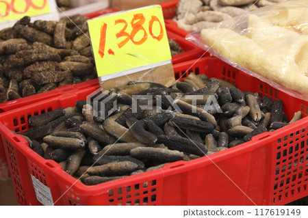 日本海參是一種超優質魚類食材，在香港西德助的高級乾貨店出售。 500克售價28,000日元，價格昂貴 117619149