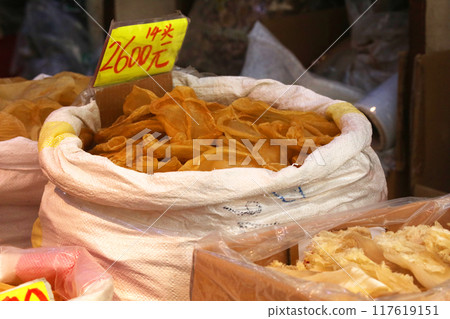 在香港Tokusuke的一家豪華乾食店出售的優質魚漂（魚醬）。高端中國人不可或缺 117619151