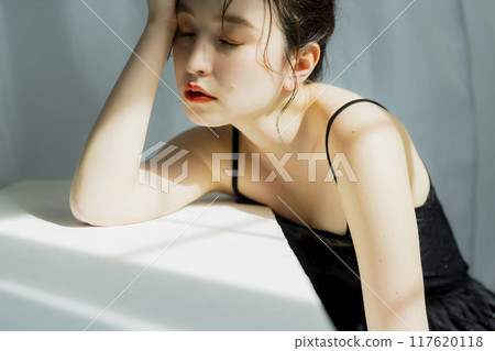 一個穿著黑色連身裙的女人的肖像 117620118