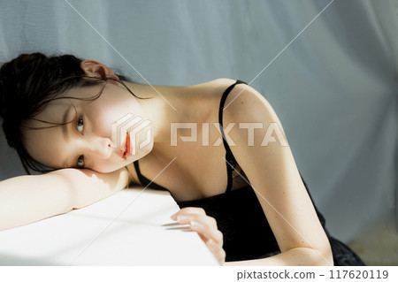 一個穿著黑色連身裙的女人的肖像 117620119