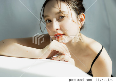 一個穿著黑色連身裙的女人的肖像 117620120