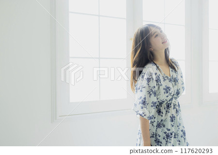 年輕女性的護髮形象 117620293