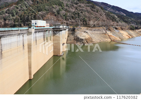 福岡縣田川郡曾江田町水位下降的重力式混凝土水壩油木水壩 福岡縣田川郡曾江田町水位下降的重力式混凝土水壩油木水壩 117620382