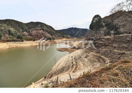 水位下降的福岡縣曾田町重力混凝土水壩油木水壩 水位下降的福岡縣曾田町重力混凝土水壩油木水壩 117620384