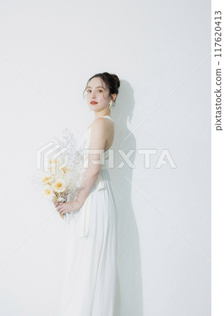 穿著白色洋裝的年輕女子 117620413