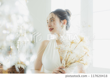 穿著白色洋裝的年輕女子 117620418