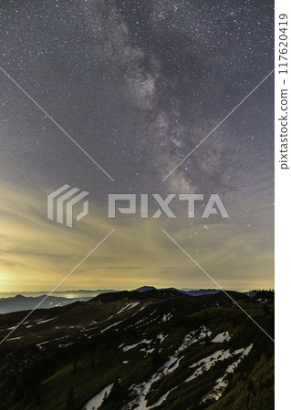 從澀嶺看到的白根山上漂浮的銀河 117620419