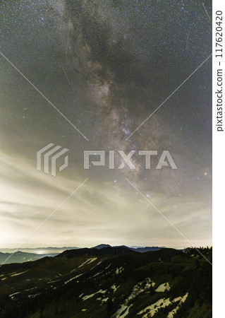 從澀嶺看到的白根山上漂浮的銀河 117620420