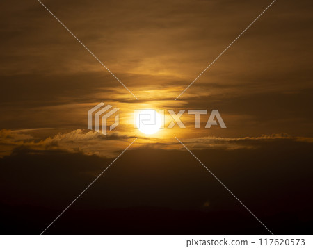 橙色發光的日出天空 117620573