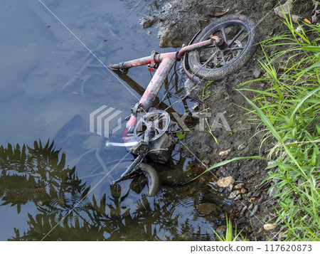 電動輔助自行車非法傾倒河中 117620873