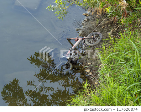 電動輔助自行車非法傾倒河中 117620874