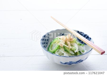 Onion and bitter melon salad 117621047
