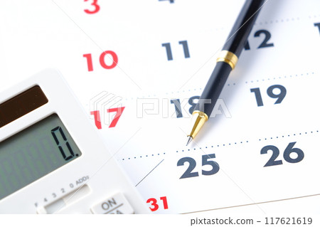 這張照片顯示某人正在查看日曆，點擊計算器，期待 25 日的發薪日。 117621619