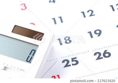 這張照片顯示某人正在查看日曆，點擊計算器，期待 25 日的發薪日。 117621620