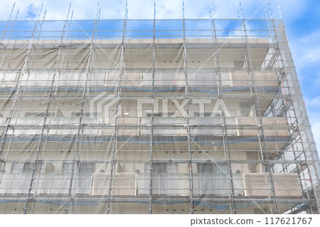 Installation of scaffolding and mesh sheets for one-room apartment repair work (front) Installation of scaffolding and mesh sheets for one-room apartment repair work (front) 117621767