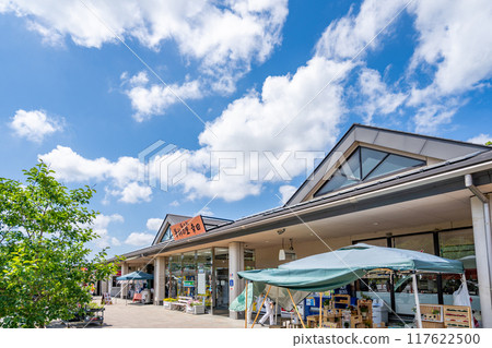 Roadside Station Fudegaki no Sato Koda: A facility surrounded by orchards of locally produced Fudegaki, the fruit that boasts the highest shipping volume in the country. Roadside Station Fudegaki no Sato Koda: A facility surrounded by orchards of locally produced Fudegaki, the fruit that boasts the highest shipping volume in the country. 117622500