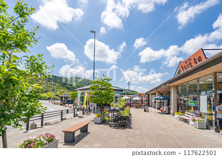 Roadside Station Fudegaki no Sato Koda: A facility surrounded by orchards of locally produced Fudegaki, the fruit that boasts the highest shipping volume in the country. Roadside Station Fudegaki no Sato Koda: A facility surrounded by orchards of locally produced Fudegaki, the fruit that boasts the highest shipping volume in the country. 117622501