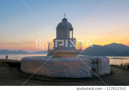 沐浴在清晨陽光下的廣島/大崎上島中之花燈塔 117622542