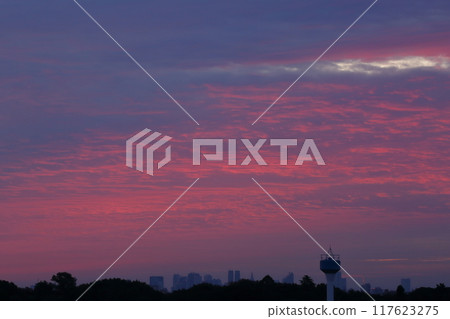 日出，鮮紅色的天空 117623275