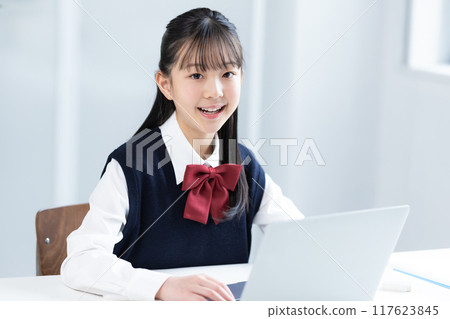 在平板電腦上學習的國中女孩 在平板電腦上學習的國中女孩 117623845