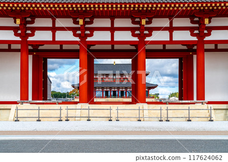 [Nara Prefecture] The First Daigokuden Hall seen through the Daigokumon Gate of Heijo Palace 117624062