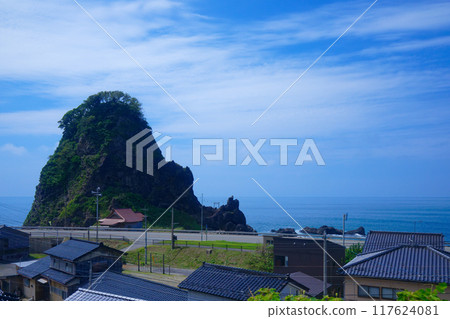View of Tateiwa Rock at Kuretsubo from the sea mile Tsuruoka City Yamagata Prefecture Sea of Japan View of Tateiwa Rock at Kuretsubo from the sea mile Tsuruoka City Yamagata Prefecture Sea of Japan 117624081