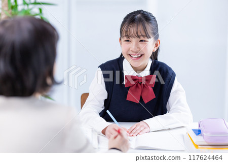 國中女孩在補習班和老師一起學習 國中女孩在補習班和老師一起學習 117624464