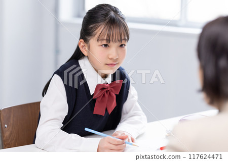 國中女孩在補習班和老師一起學習 117624471
