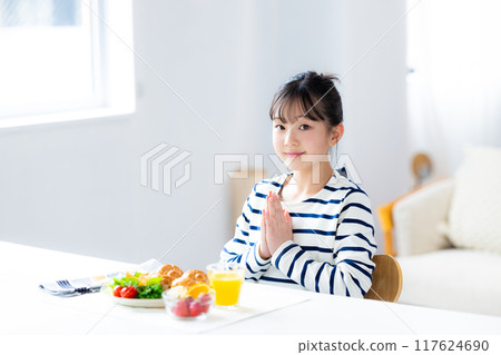 家庭形象女孩吃早餐 家庭形象女孩吃早餐 117624690