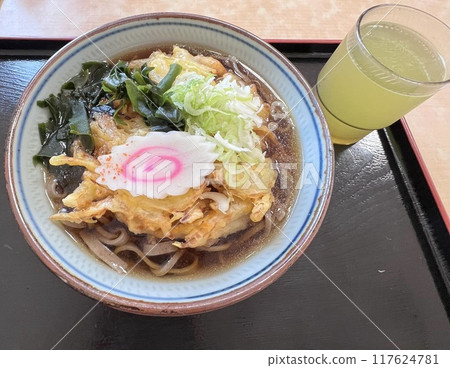 I had tempura soba for lunch. 117624781